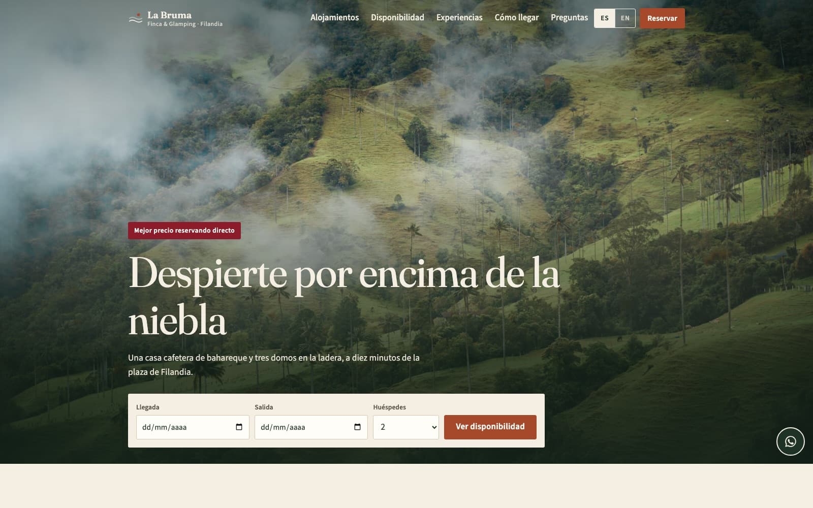 Captura del sitio de demostración de La Bruma, una finca y glamping ficticio en Filandia, con montañas cubiertas de niebla y un formulario para consultar disponibilidad.